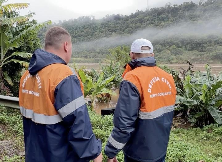 Chuvas intensas deixam estradas bloqueadas, destroem casa e mobilizam equipes em Bento