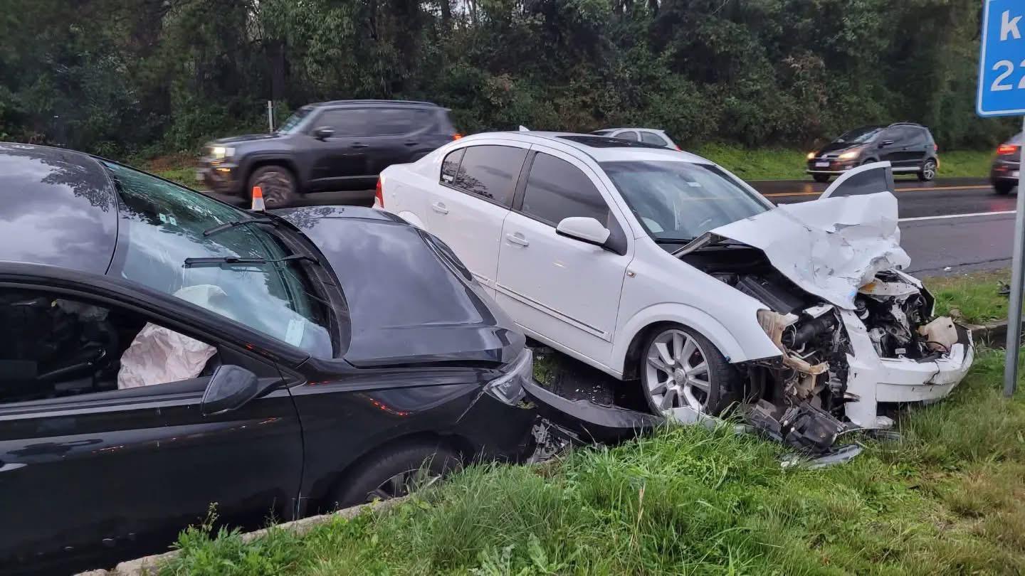 Colisão entre dois veículos deixa uma pessoa ferida na BR-470 em Garibaldi