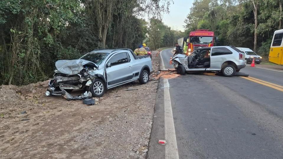 Colisão frontal deixa três feridos na BR-470 em Bento