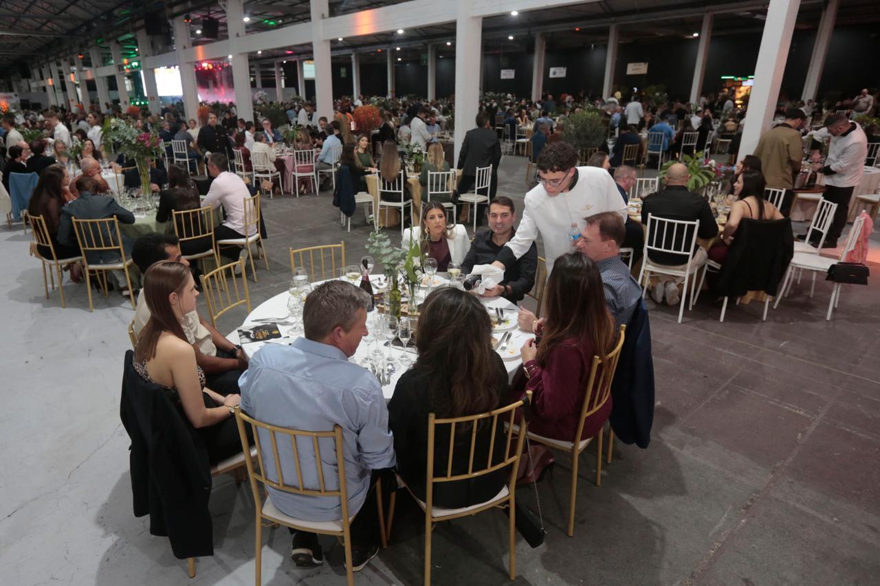 Eles na Cozinha reúne 1,5 mil pessoas em noite de solidariedade em Bento