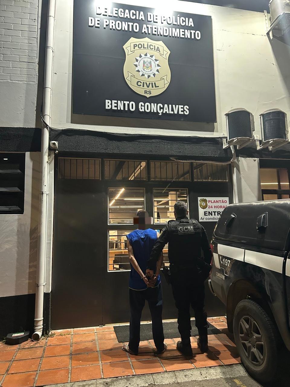 Foragido por tentativa de homicídio contra o pai é preso pela GCM em Bento