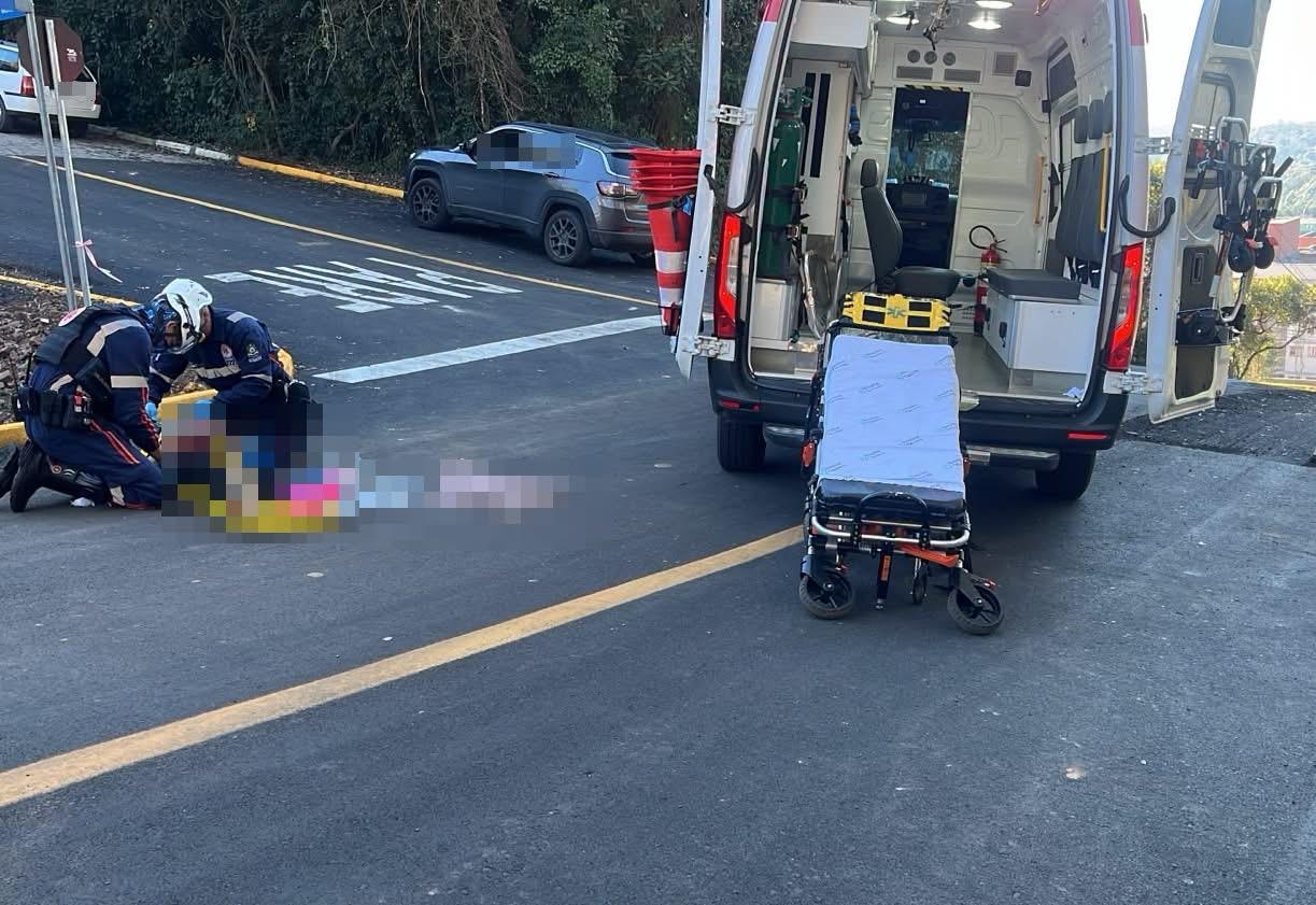 Idosa de 76 anos fica gravemente ferida após atropelamento em Carlos Barbosa