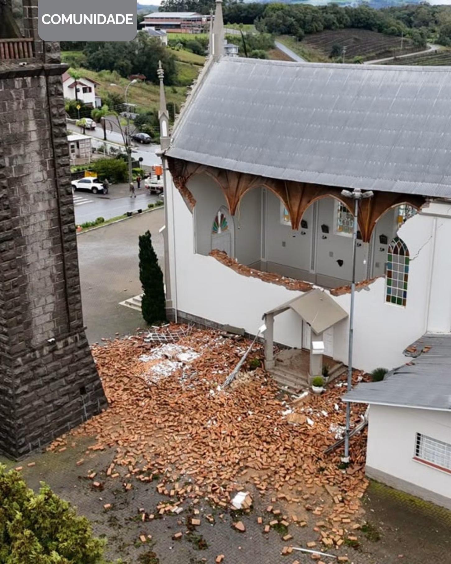 Igreja tem parede destruída por temporal em Mato Perso, Flores da Cunha