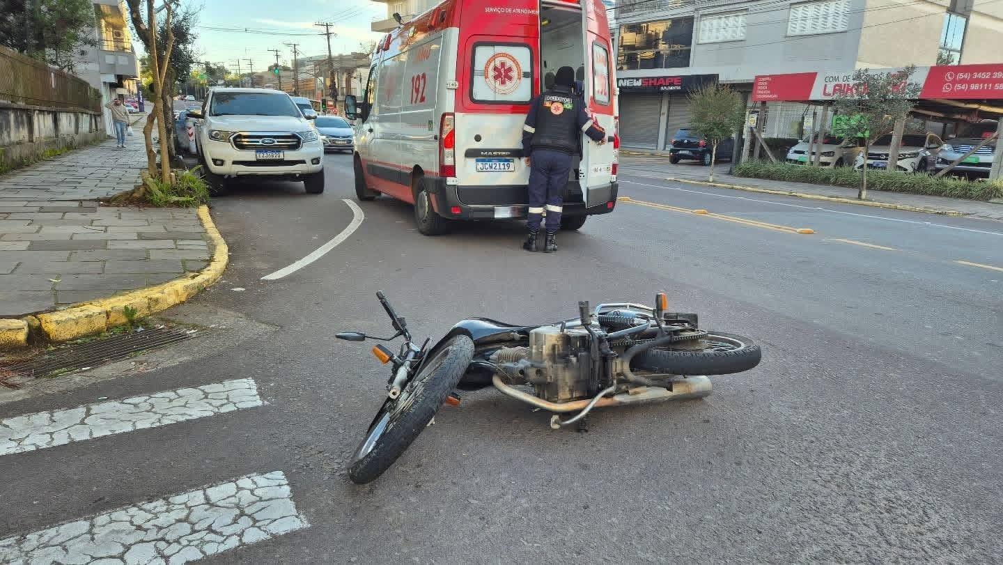 Jovem se fere em colisão no bairro Juventude, em Bento