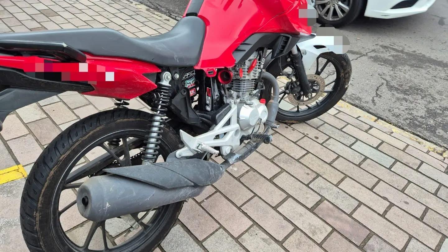 Motociclista sem CNH fica ferido em colisão com caminhonete em Bento