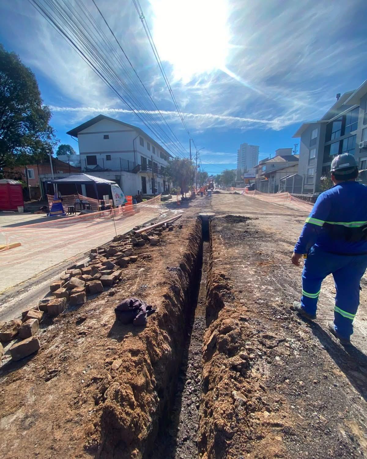 Obras de esgoto são retomadas na Rua Florianópolis, em Bento