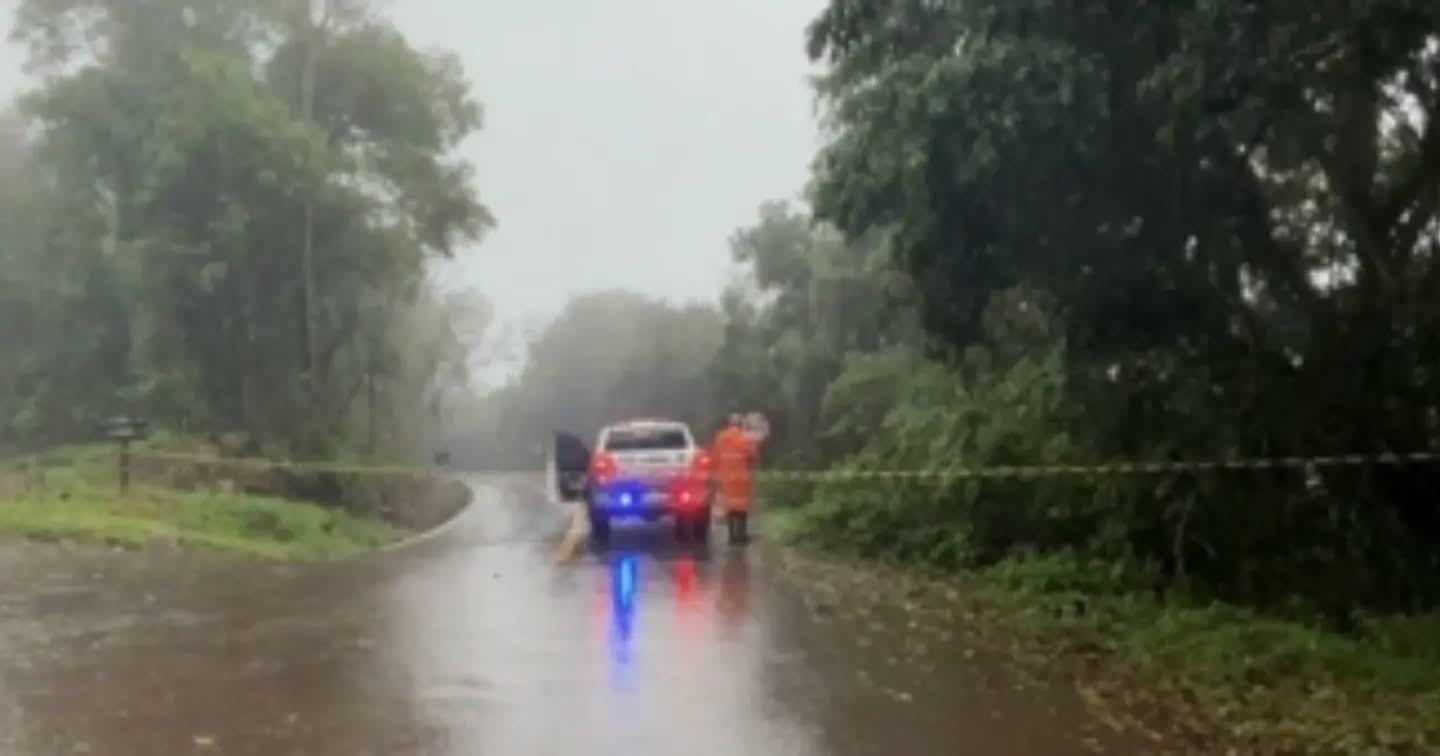 Queda de pedras bloqueia estrada entre Linhas Ferri e Demari em Bento
