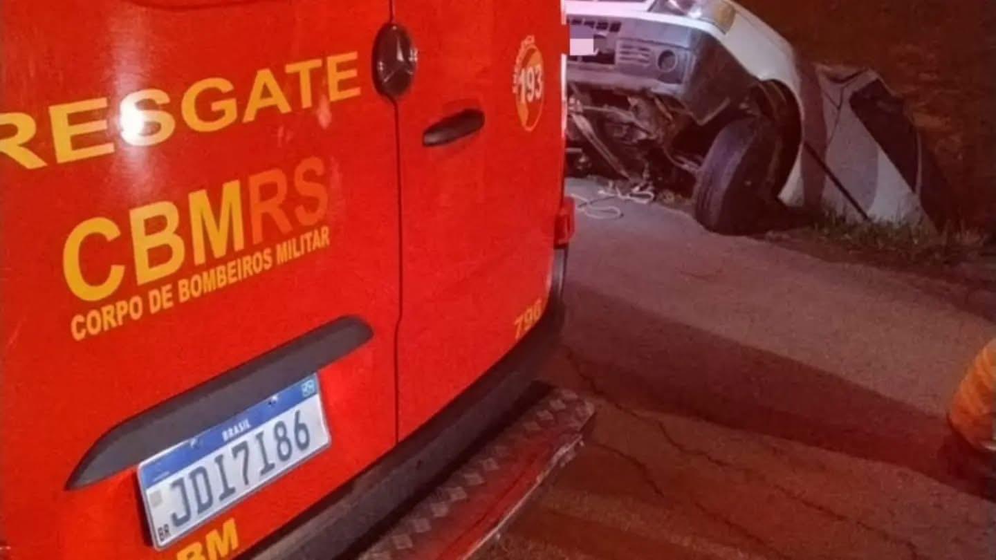 Veículo cai em bueiro após saída de pista no bairro Barracão, em Bento