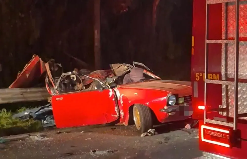 Acidente frontal entre carro e caminhão mata dois em Bento Gonçalves