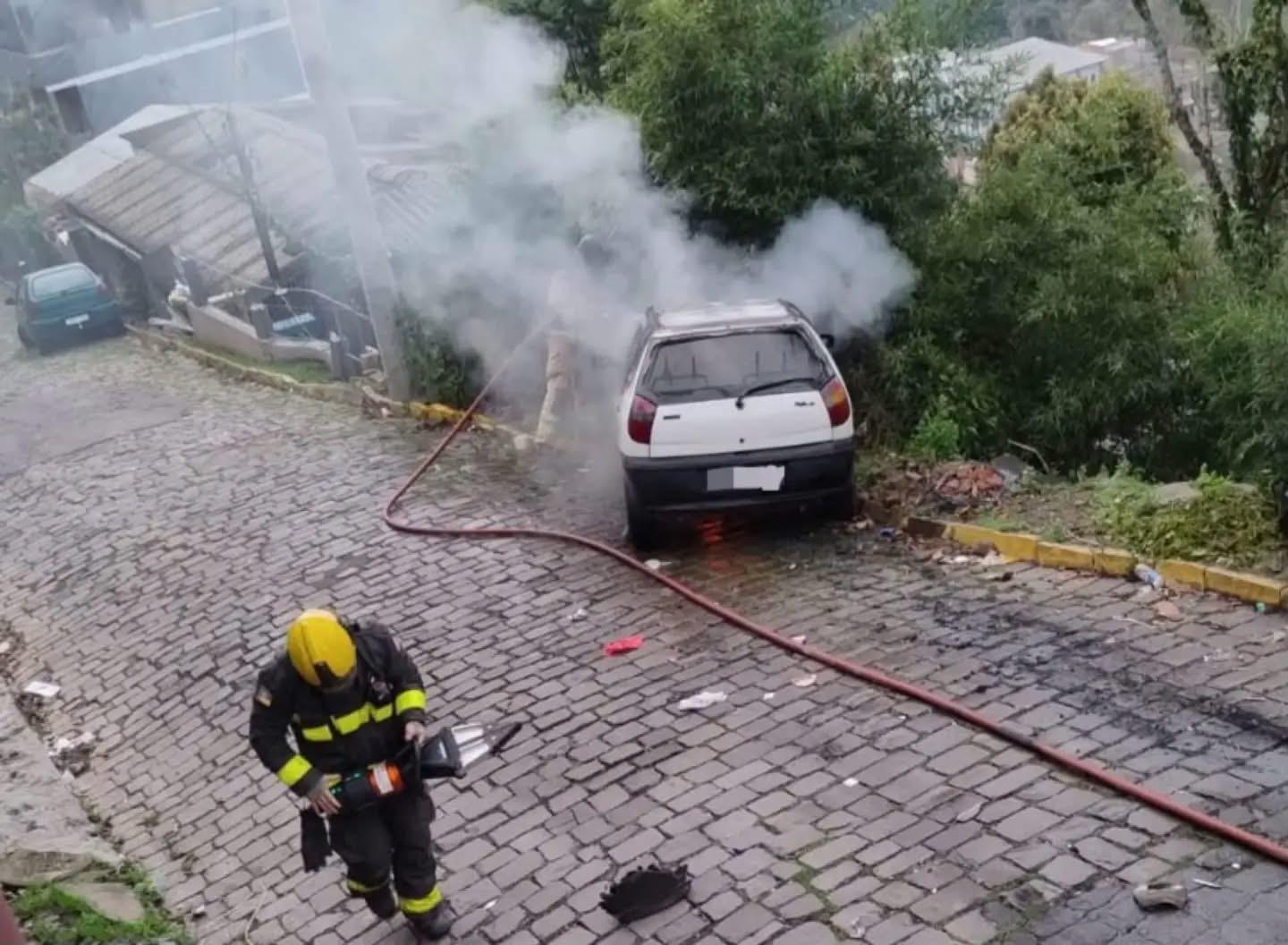 Carro é consumido pelo fogo no bairro Municipal, em Bento