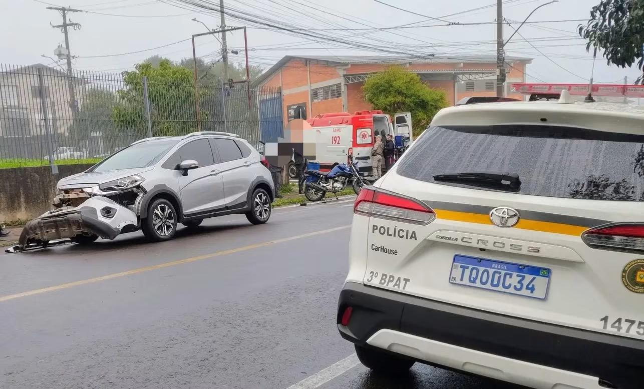 Colisão entre carro e moto deixa motociclista ferido em Bento