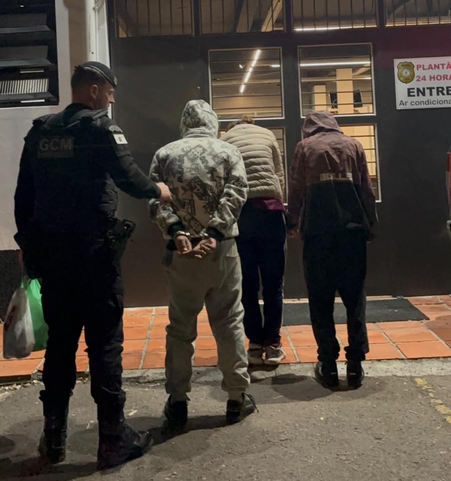 GCM prende dupla e desarticula ponto de drogas em Bento