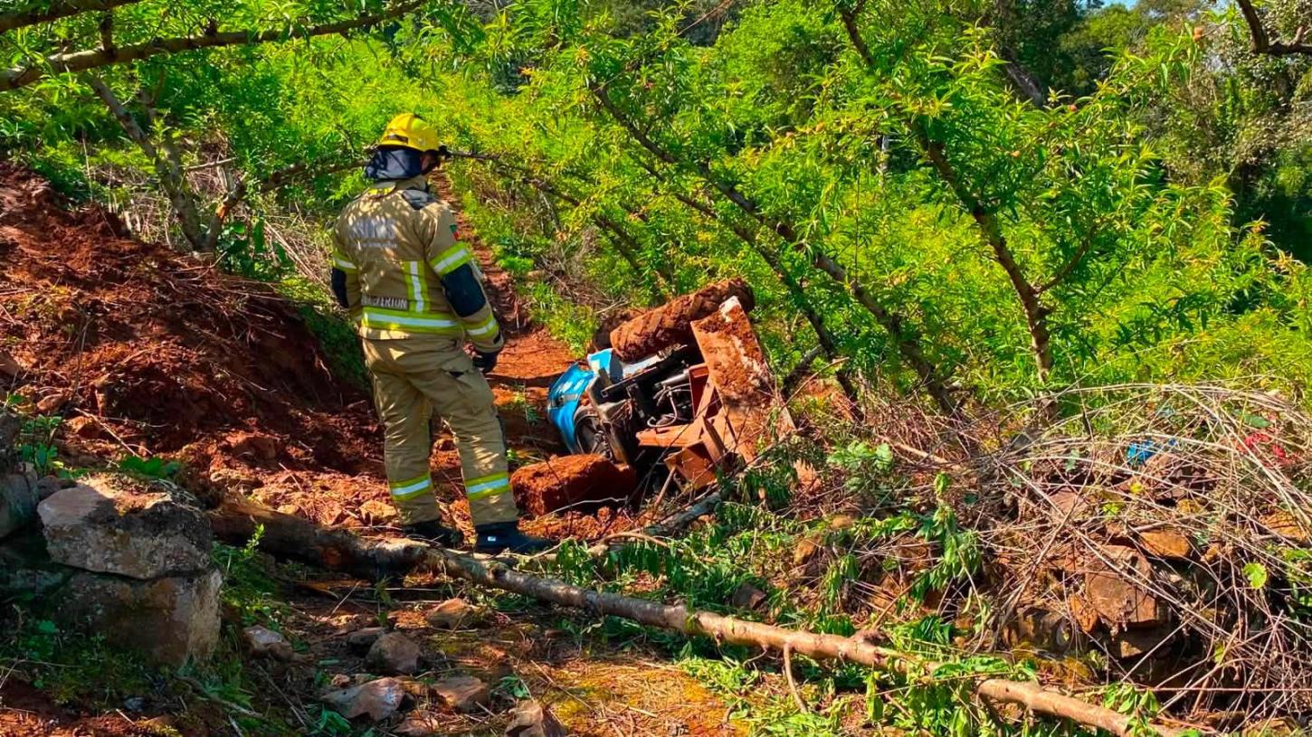 Homem morre após trator tombar em propriedade rural de Farroupilha