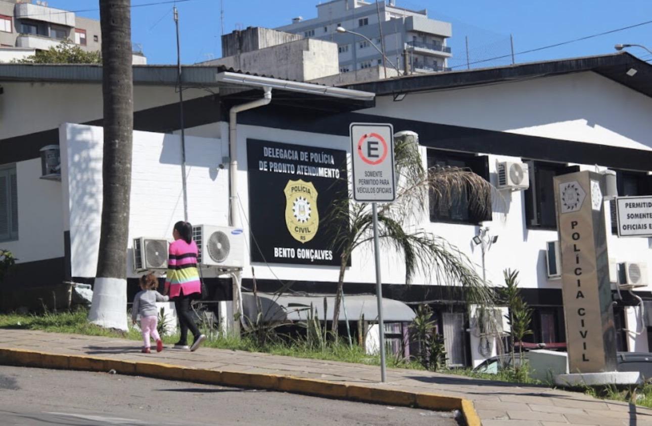 Homem sobrevive a ataque a tiros em plena luz do dia em Bento