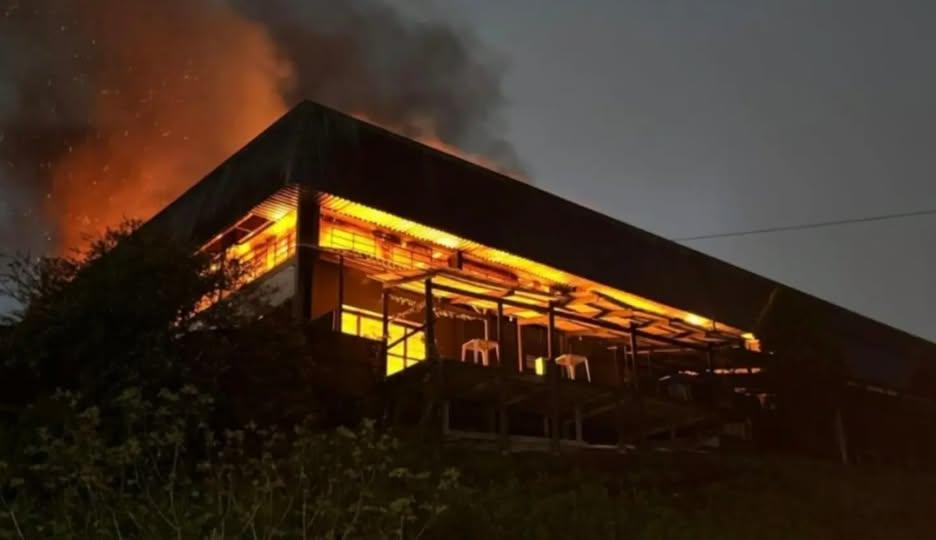 Incêndio de grandes proporções atinge prédio histórico em Farroupilha