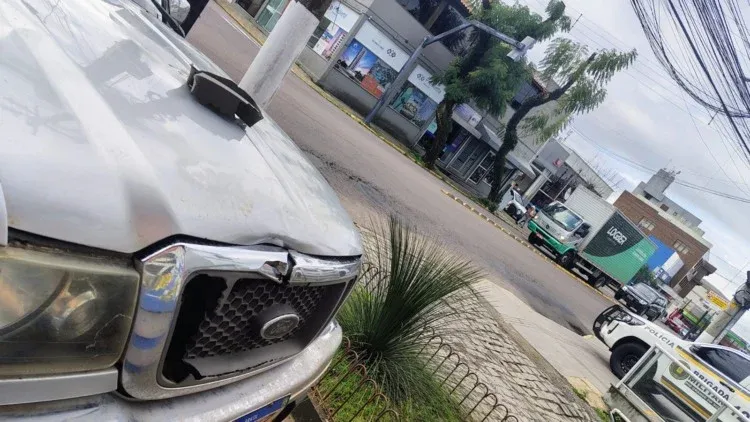 Pedestre de 48 anos fica ferido após ser atropelado por caminhonete em Bento