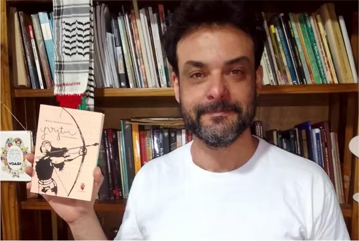 Demitido por charge, professor alega perseguição e vai à Justiça em Bento