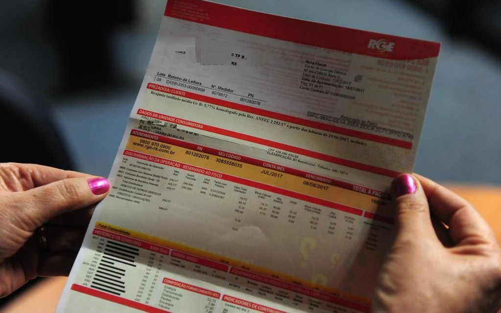 RGE adia e parcela conta de luz de 740 mil gaúchos