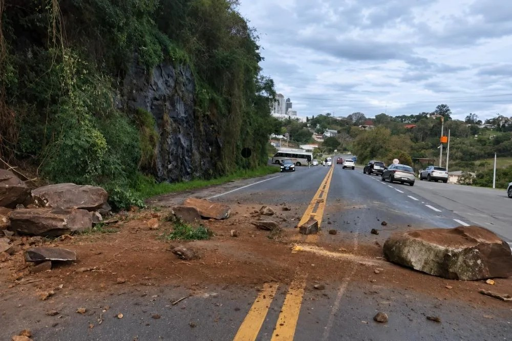 Temporais deixam desalojados e causam deslizamento na Serra Gaúcha