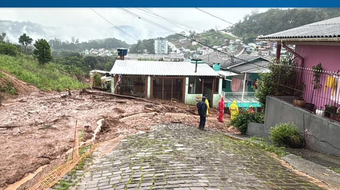 Desmoronamento em Bento Gonçalves coloca família em alerta no Vila Nova II