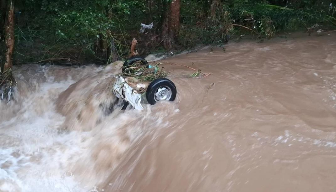 Família escapa de carro arrastado pela correnteza durante temporal em Caxias