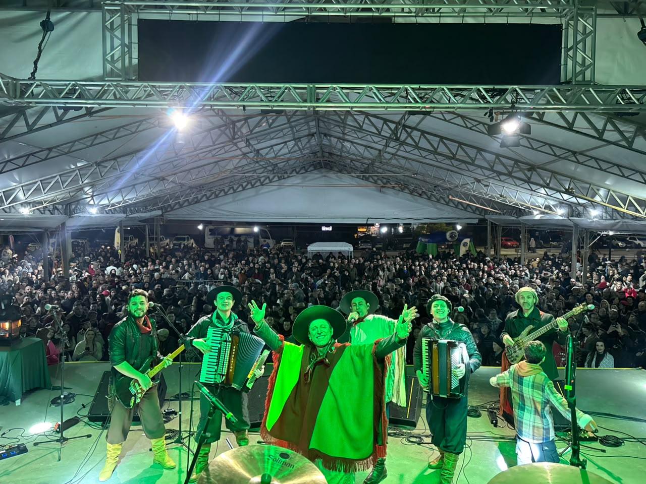Festejos Farroupilhas movimenta o Largo Carlos Fetter no primeiro fim de semana de evento