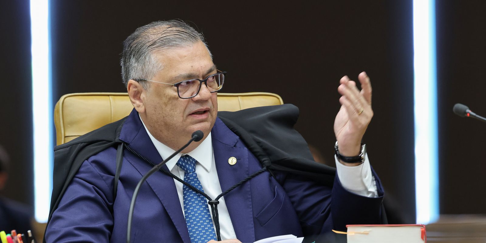 Flávio Dino pede vista de julgamento sobre Moraes e Mendonça