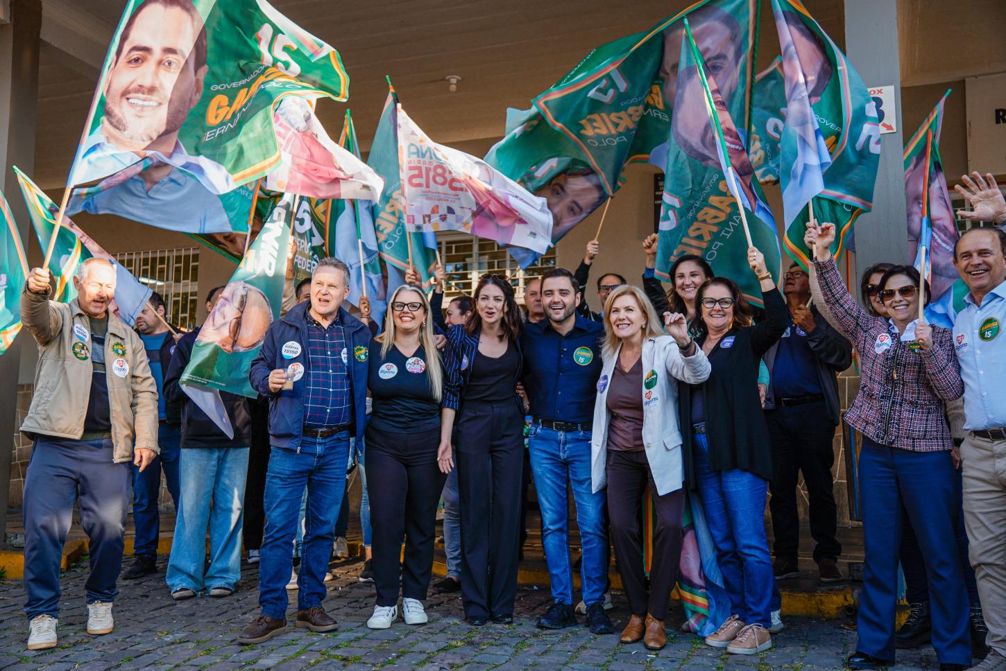 Gabriel Souza realiza caminhada com eleitores no centro de Bento nesta quarta