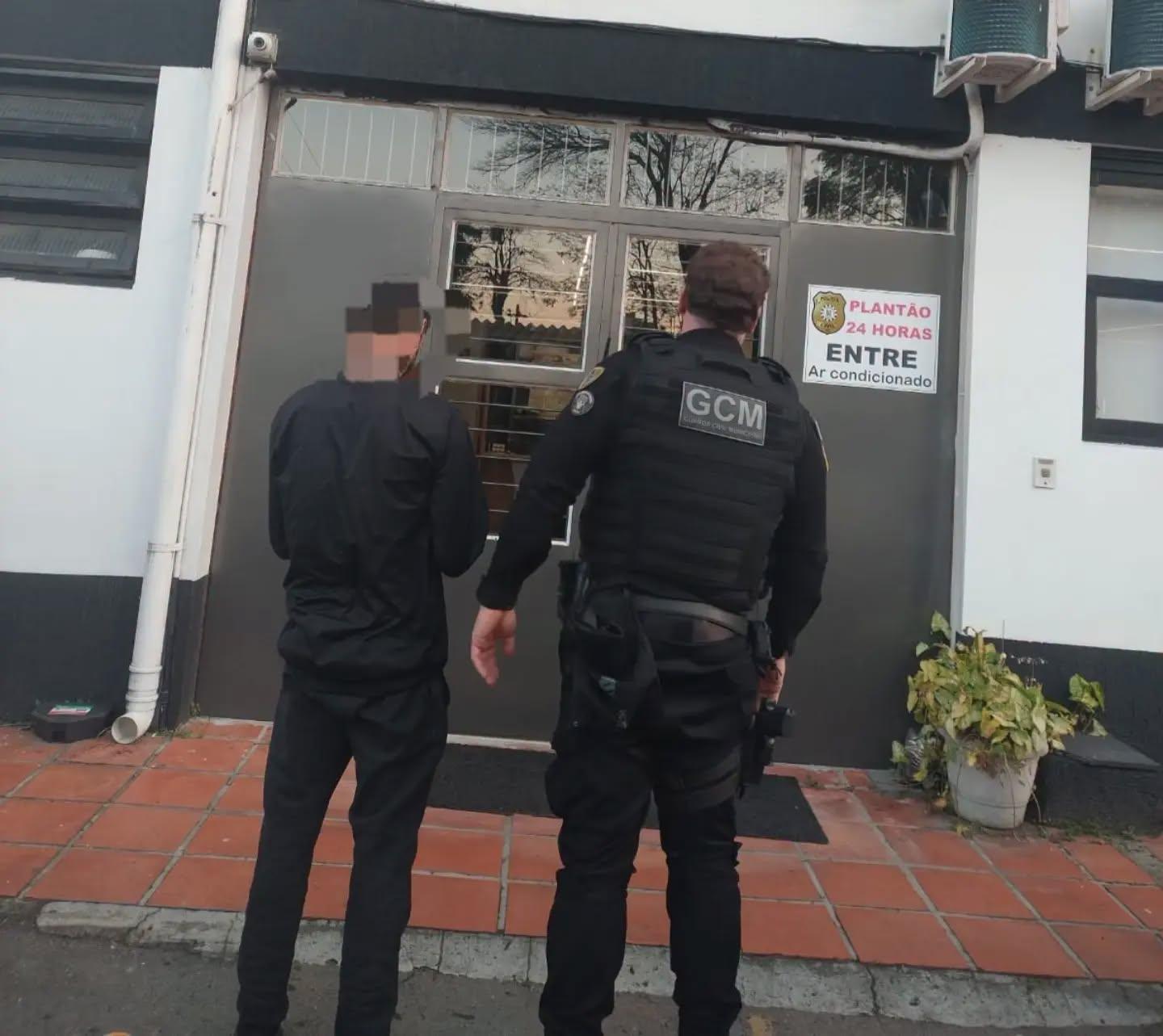 GCM recupera moto furtada e prende foragido na tarde de terça em Bento