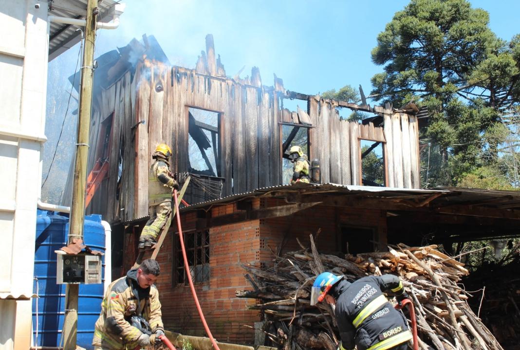 Incêndio destrói casa de madeira no bairro Garibaldina, em Garibaldi