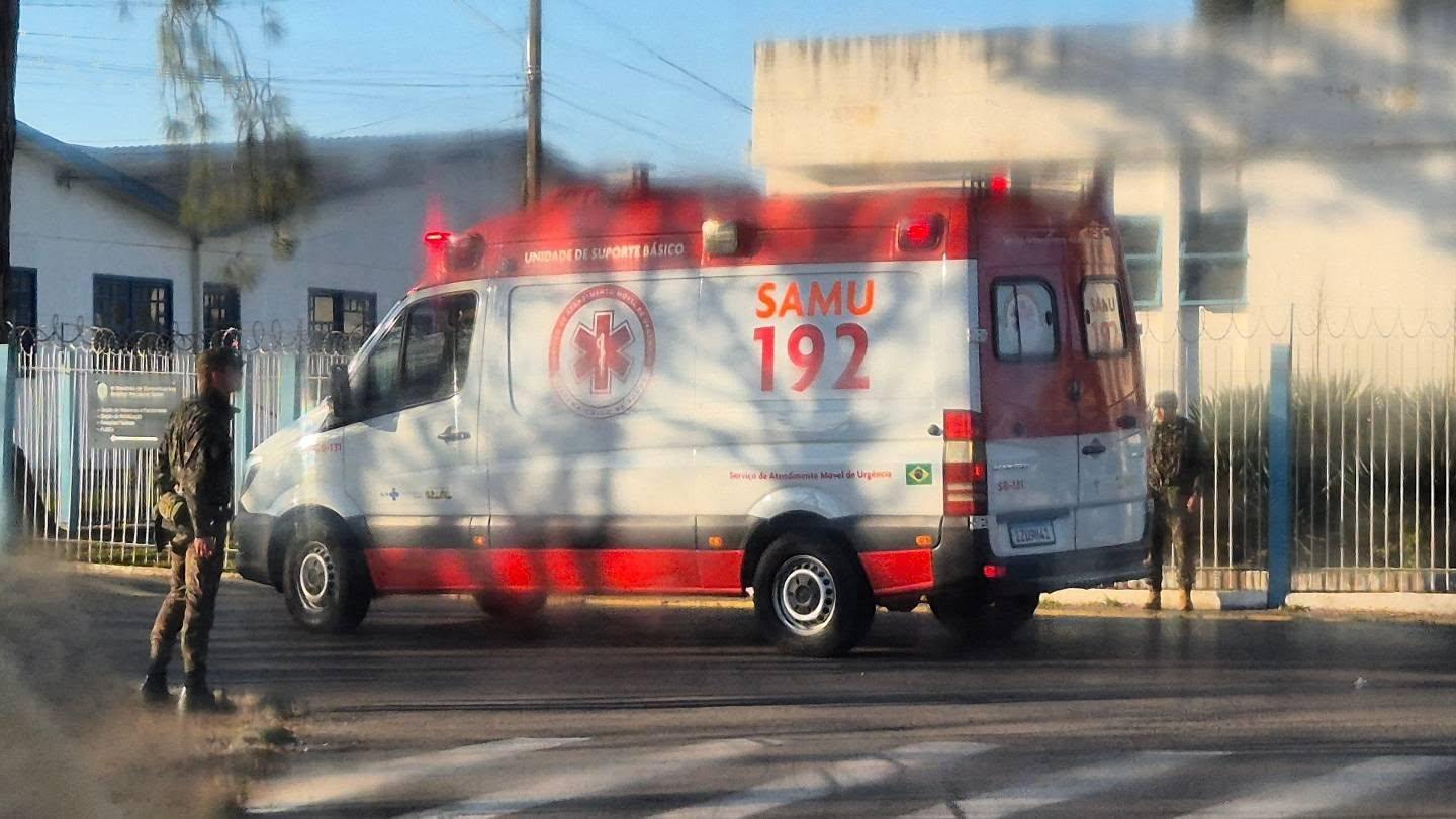 Jovem fica ferida após colisão entre carro e moto em Bento