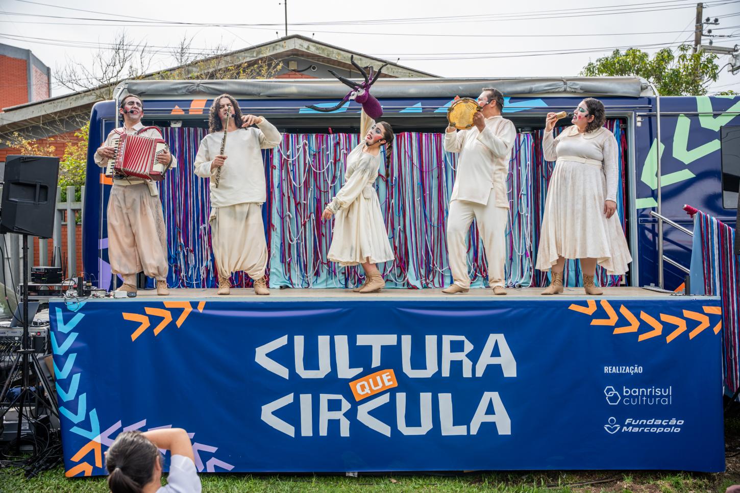 Ônibus-palco reúne atividades gratuitas de teatro, dança, música, literatura e cinema em Veranópolis