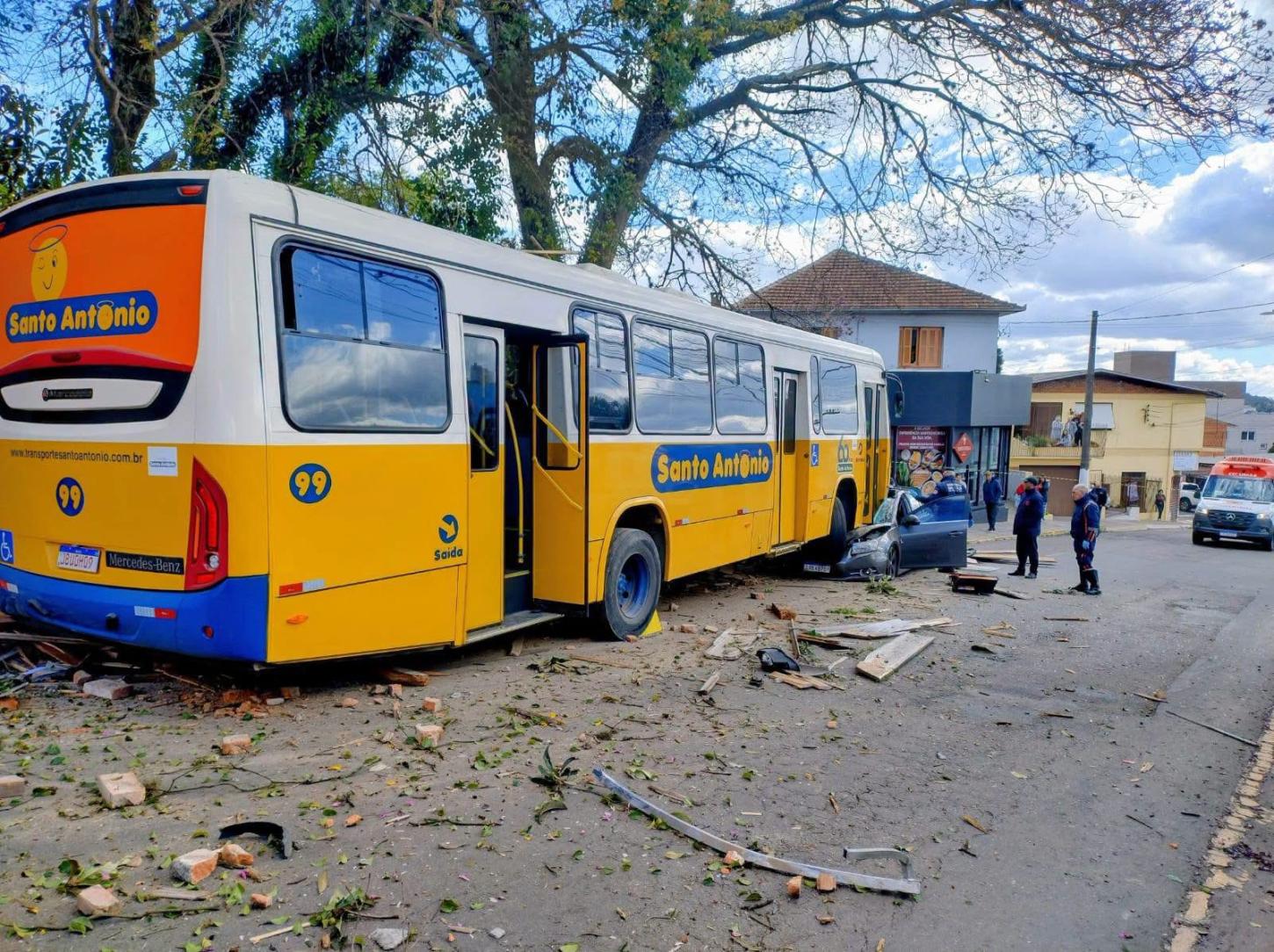 Ônibus sem motorista atinge dois veículos e deixa feridos em Bento