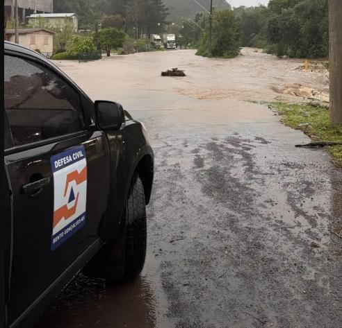 Prefeitura atua no atendimento às ocorrências causadas pelas fortes chuvas em Bento