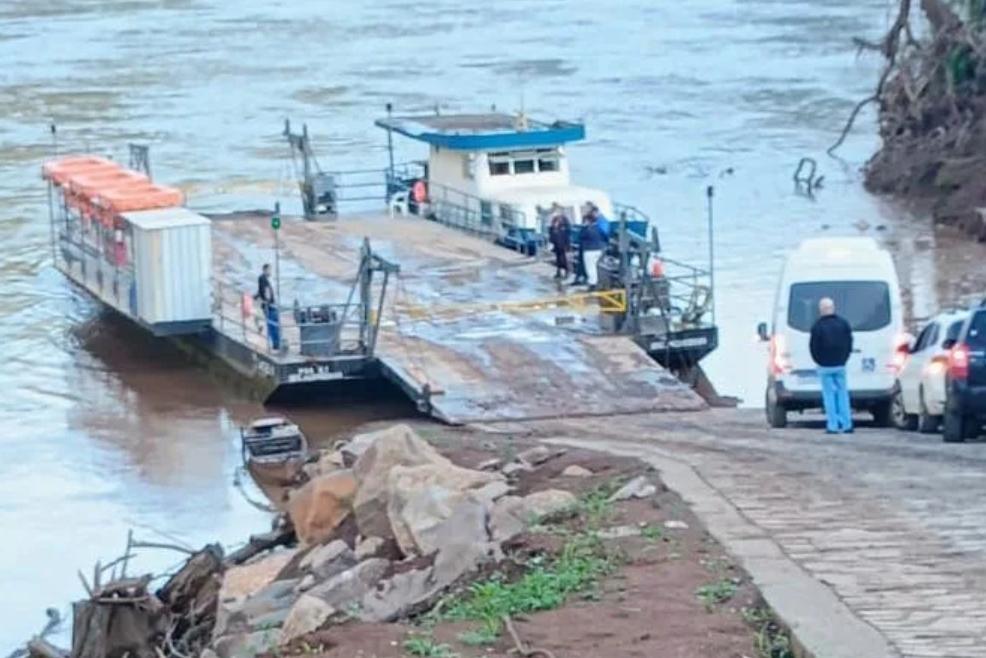 Travessia de balsa entre Santa Bárbara e Santa Tereza é suspensa devido às condições do rio