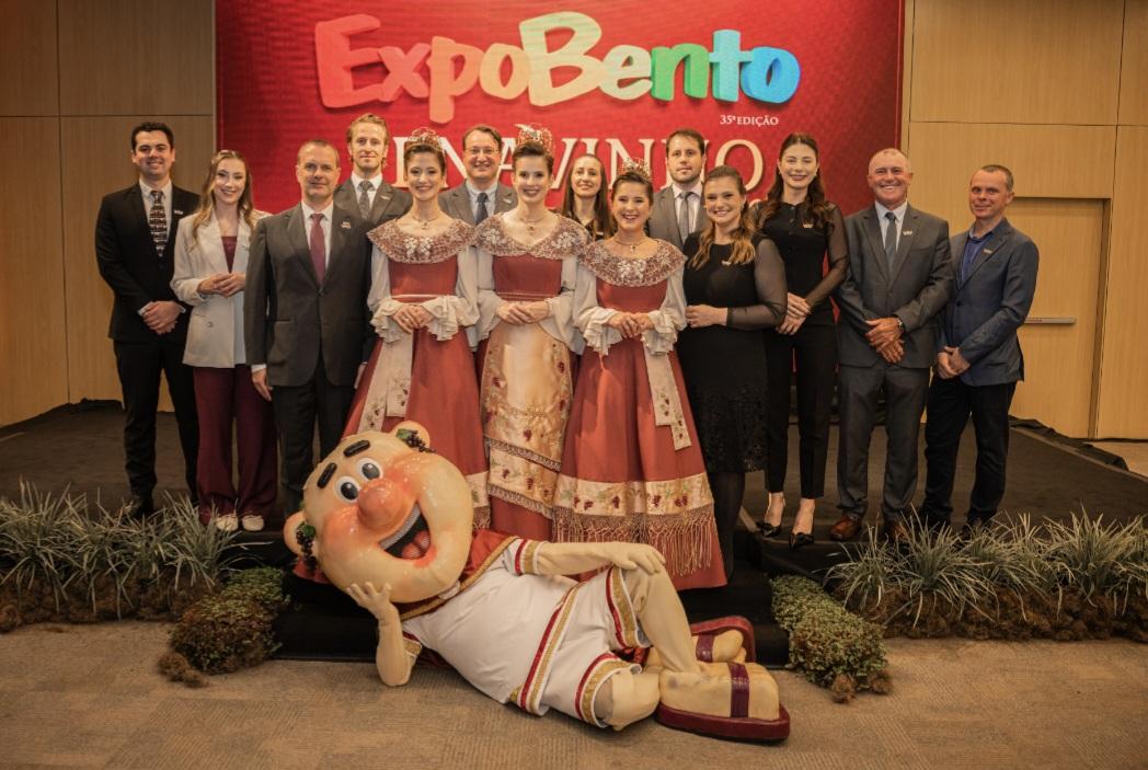 22ª Fenavinho apresenta trajes que vestem a memória dos 60 anos da festa