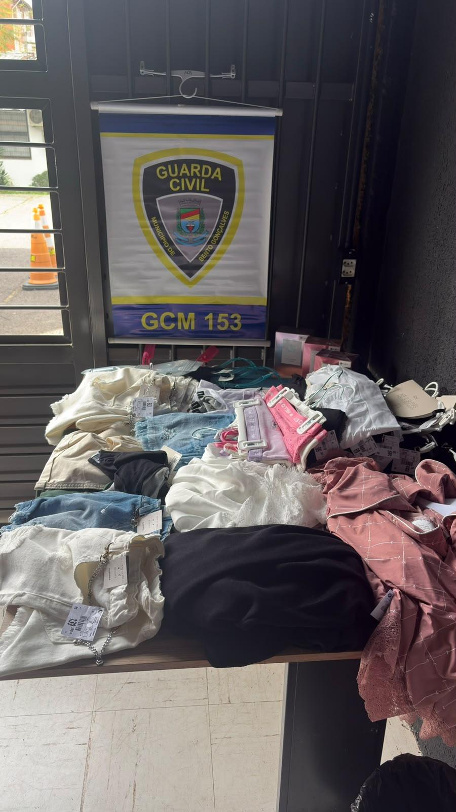 Ação integrada da segurança prende trio e recupera R$ 17 mil de mercadorias