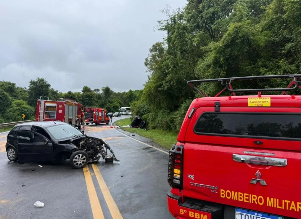 Acidente entre três veículos deixa feridos na BR-470, em Bento
