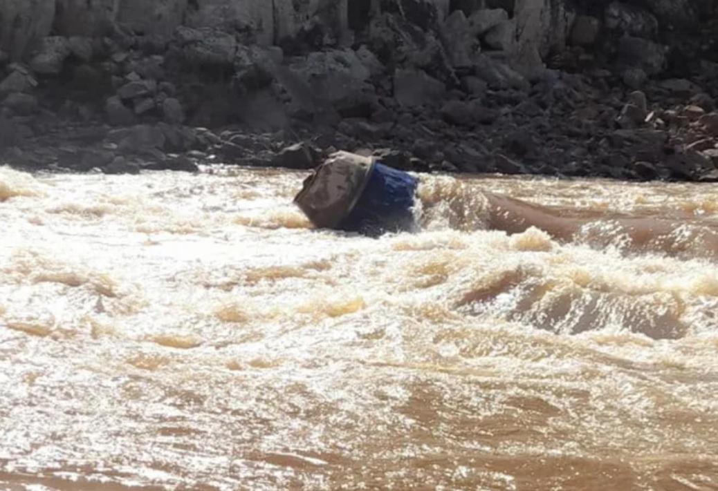 Caminhão betoneira é encontrado submerso no Rio das Antas