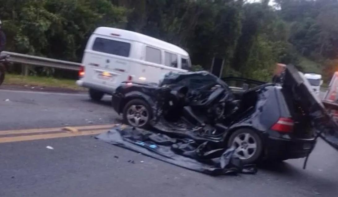 Colisão entre carro e caminhão deixa uma mulher morta e dois feridos graves em Bento