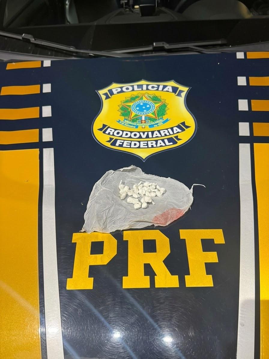 Dupla é presa com cocaína e dinheiro dentro do tênis em Bento