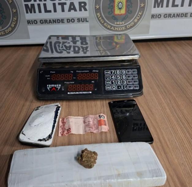 Dupla é presa por tráfico de drogas pela polícia de choque em Bento