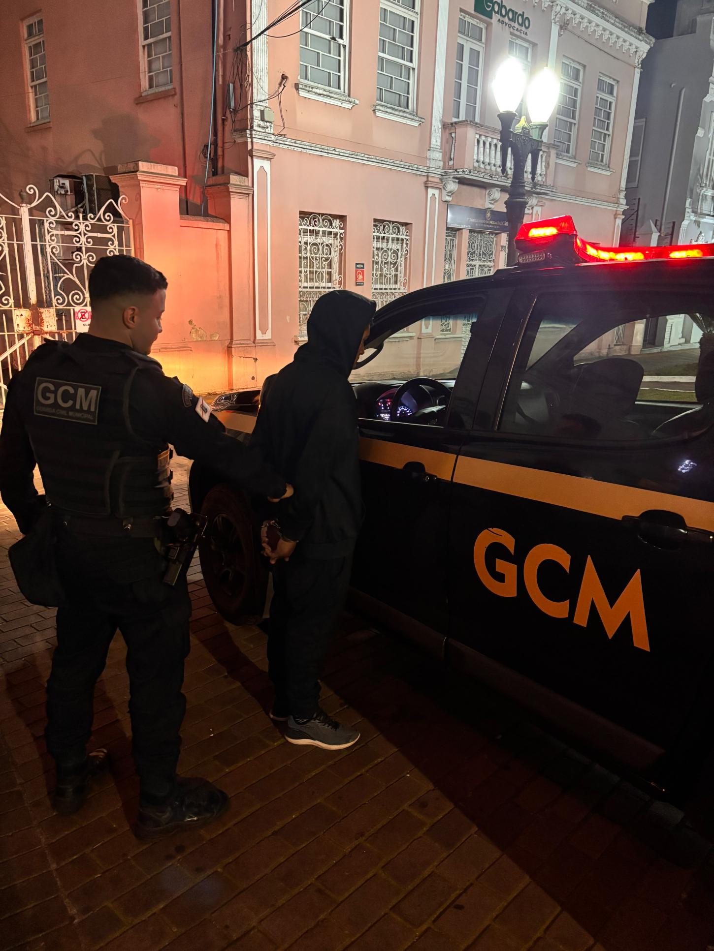 GCM captura homem foragido da Justiça no centro de Bento