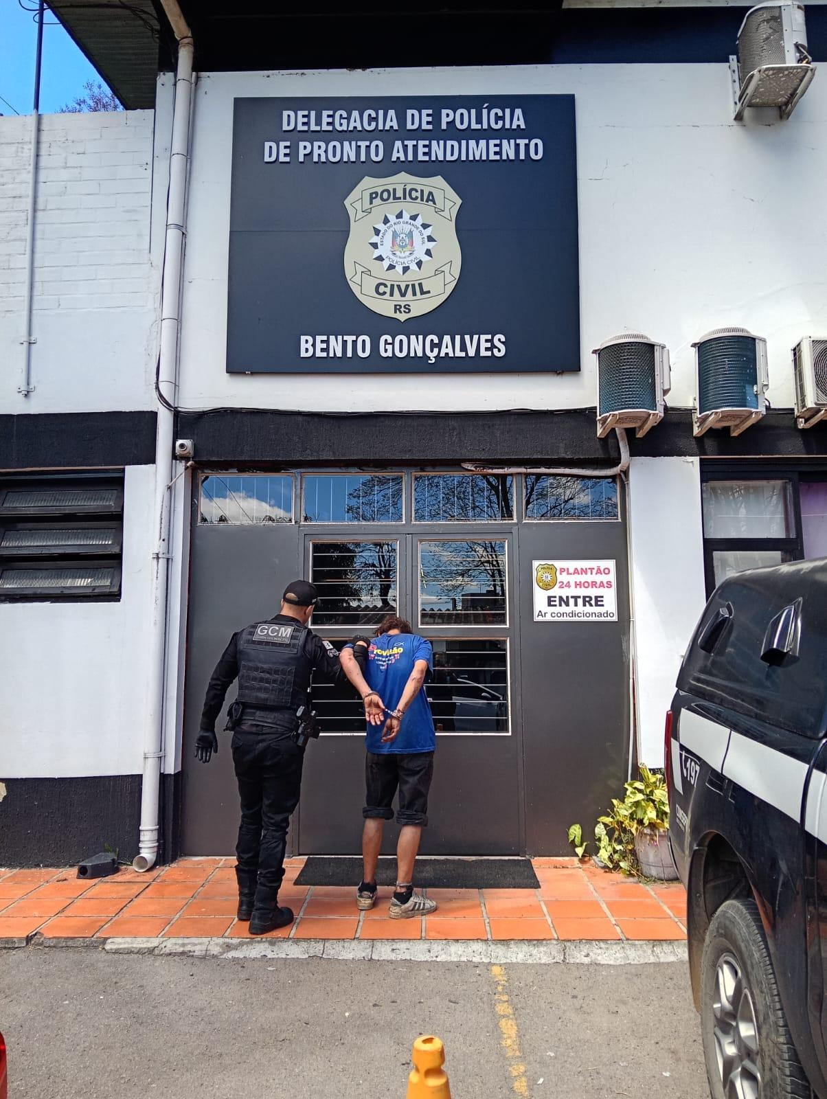 GCM prende homem por importunação sexual contra adolescente em Bento
