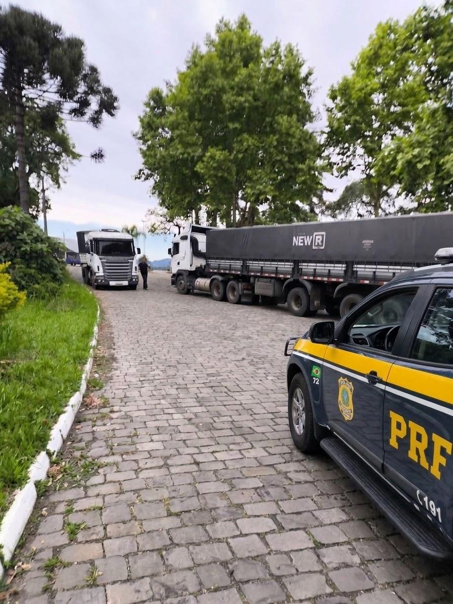 PRF retém caminhões com 13 toneladas de excesso de peso na Serra do Rio das Antas